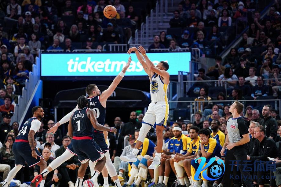 [图]哈登23+11+7库里伤退 硬汉负快船吞赛季首败体育赛事直播